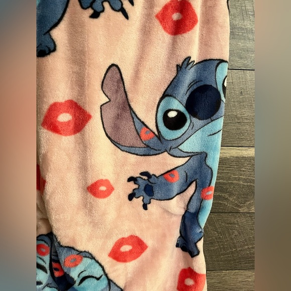 Stitch Valentine’s Blanket - Picture 2 of 4